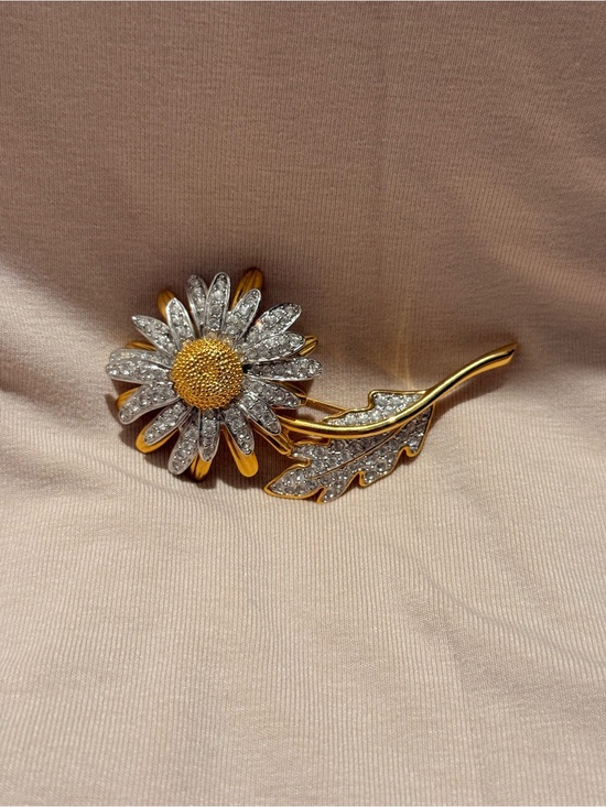 Jewelry - Vintage Nolan Miller- Gold and Silver Crystal Daisy Brooch